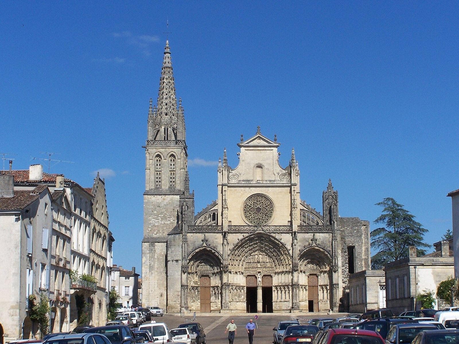 La cathédrale Saint-Jean-Baptiste de Bazas et sa place