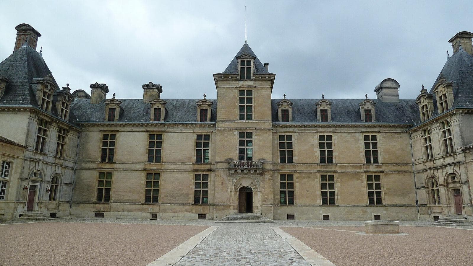 La cour du château des ducs d’Épernon à Cadillac