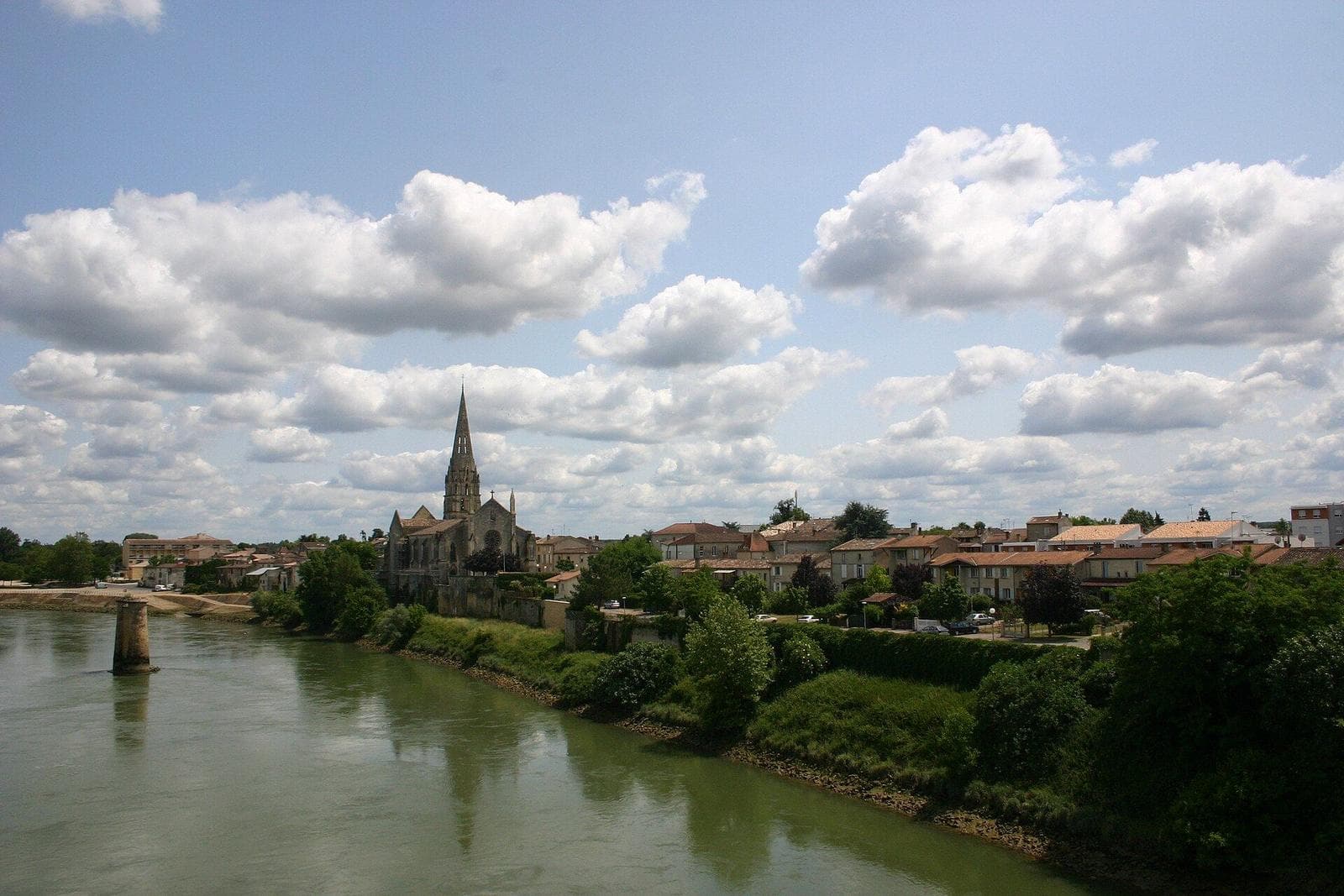 Langon et le clocher de Saint-Gervais, vus du pont sur la Garonne