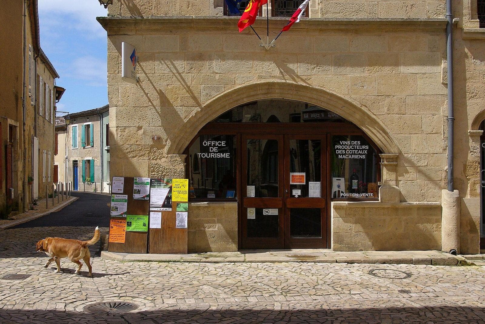 Une rue pavée de Saint-Macaire et la maison de l’office de tourisme